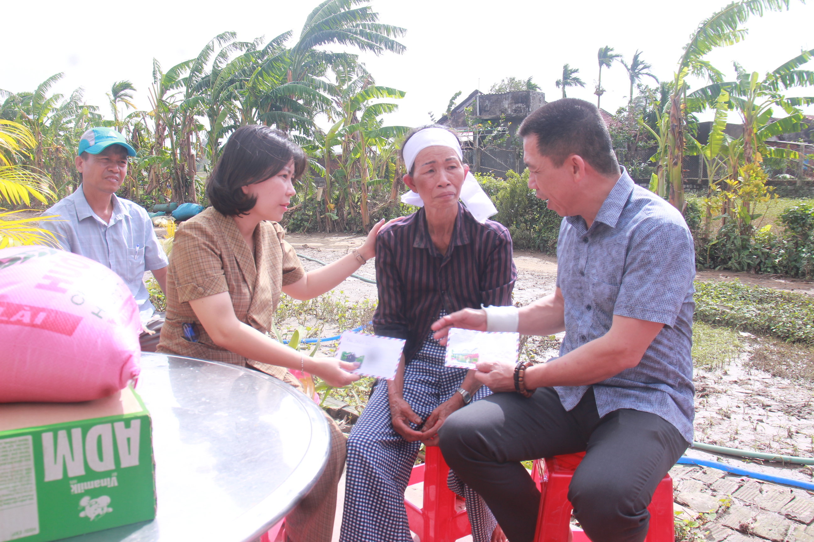 ĐẠI BIỂU QUỐC HỘI TỈNH VÀ BÍ THƯ ĐẢNG UỶ XÃ PHÚ HÒA 2 THĂM, ĐỘNG VIÊN CÁC GIA ĐÌNH KHÓ KHĂN BỊ THIỆT HẠI DO LŨ LỤT